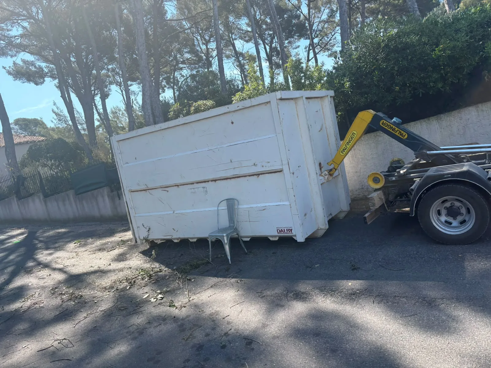 Livraison de benne par camion ampliroll à Saint-Cyr-sur-Mer
