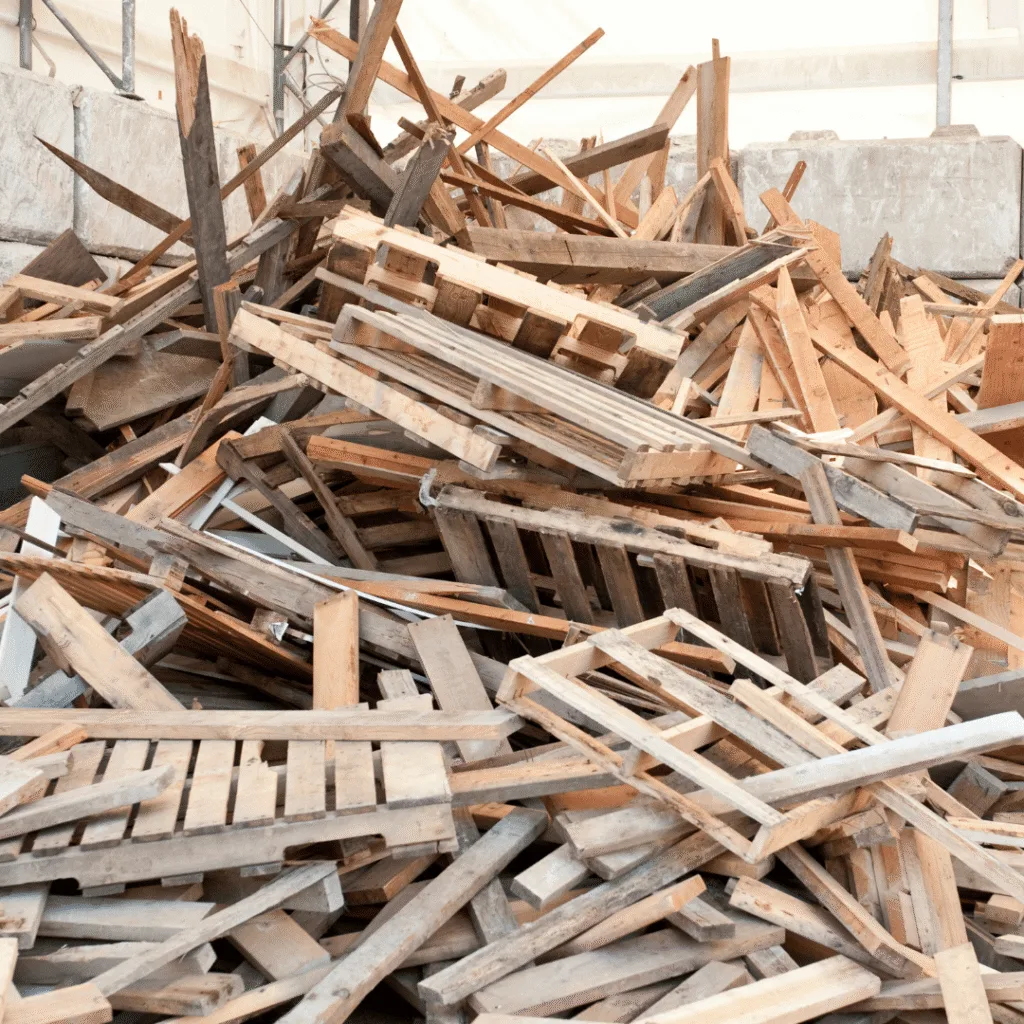 Benne remplie de bois et de palettes